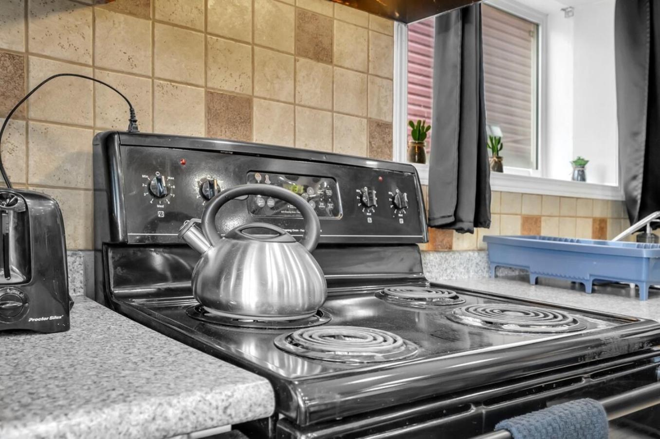 52-3 Bed Suite On Lake Central Ac By Airport YYC Exterior foto