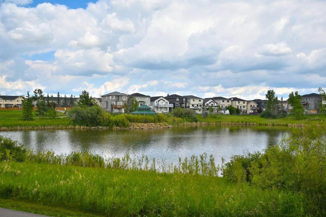 52-3 Bed Suite On Lake Central Ac By Airport YYC Exterior foto