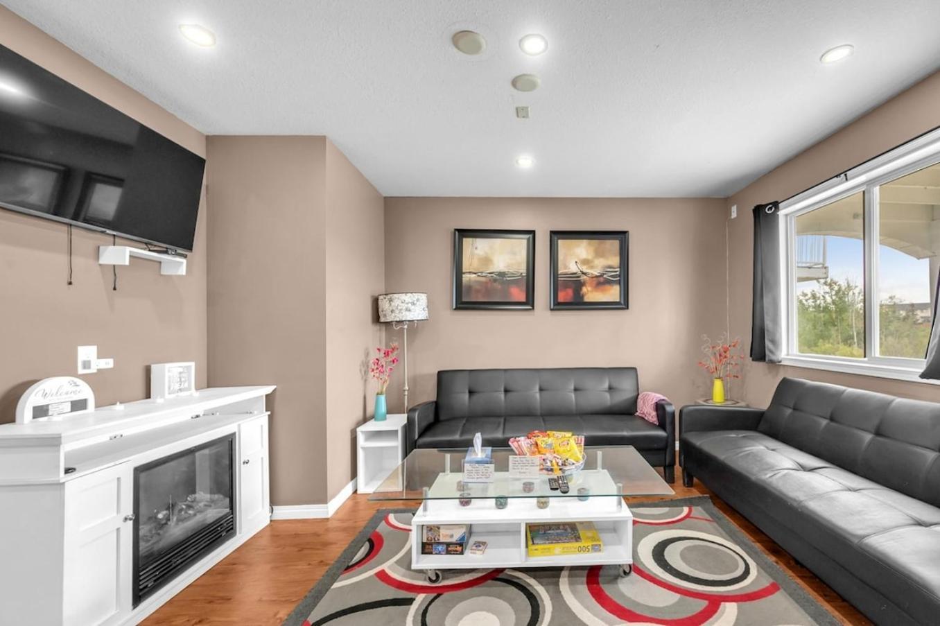 52-3 Bed Suite On Lake Central Ac By Airport YYC Exterior foto